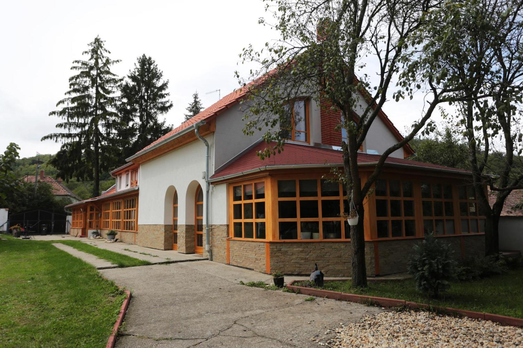 Fonfa Liget Hotel Senye Exterior photo